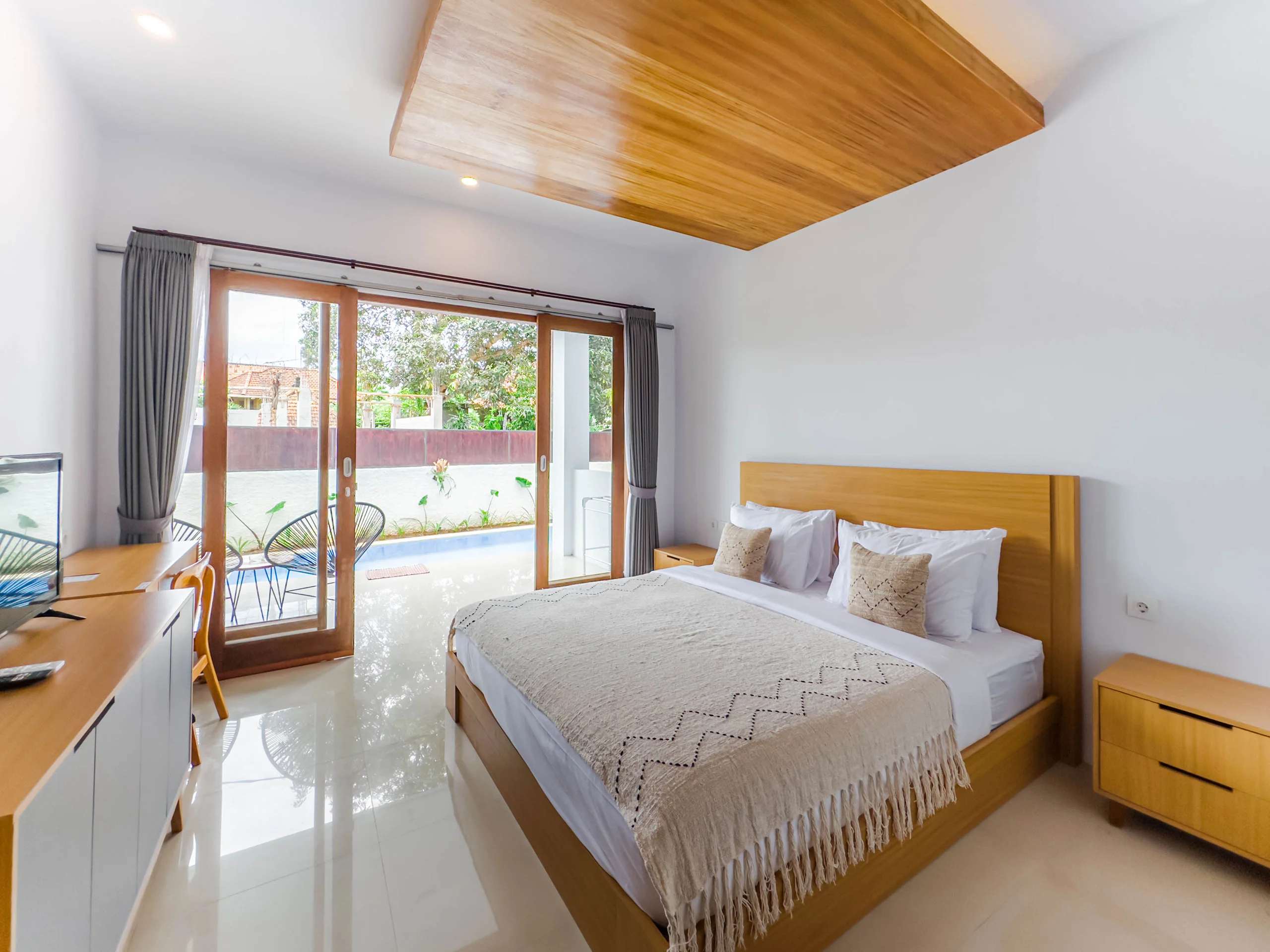 deluxe-bedroom-08042026-3